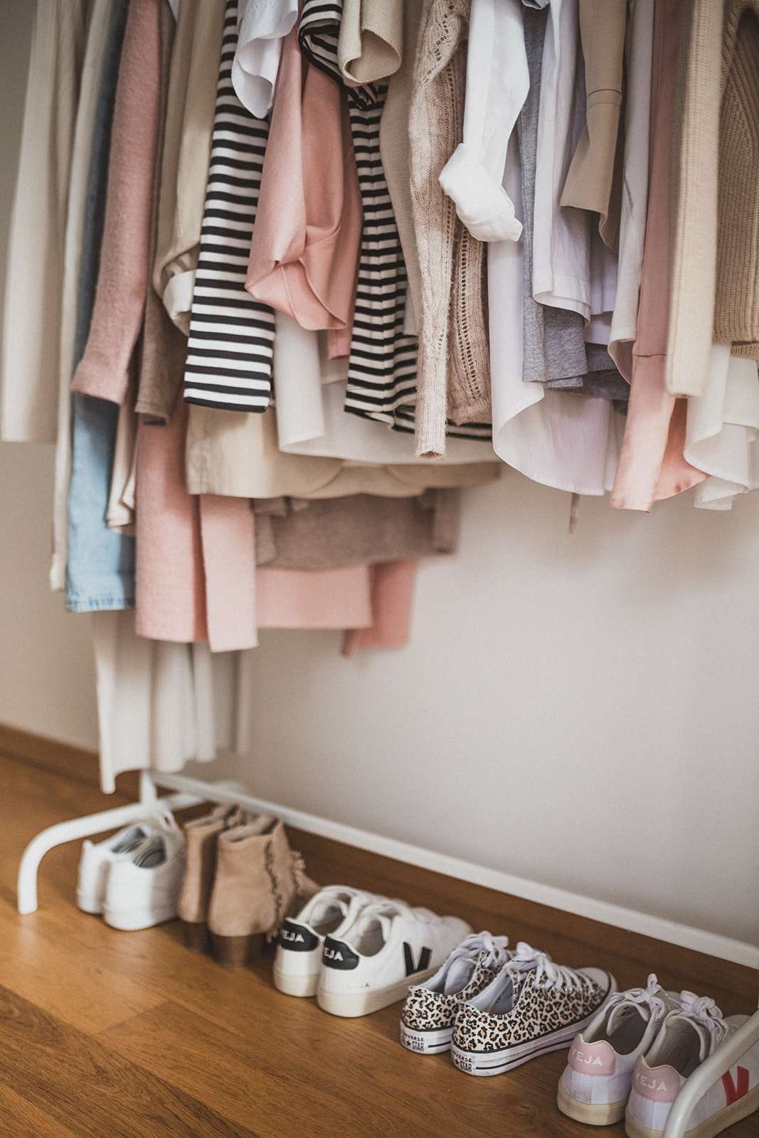 Kleiderstange mit Capsule Wardrobe