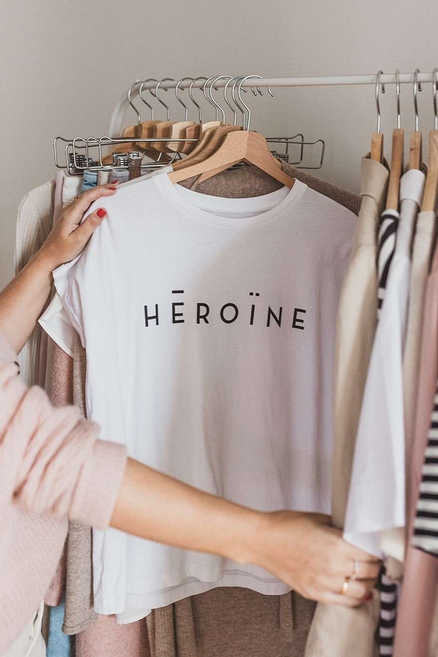 Dagmar Schäfer vor Kleiderstange mit Capsule Wardrobe