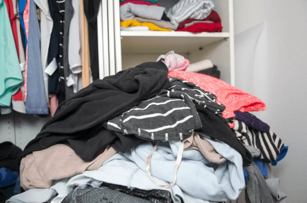 Kleiderschrank ausmisten – 33 Dinge Checkliste