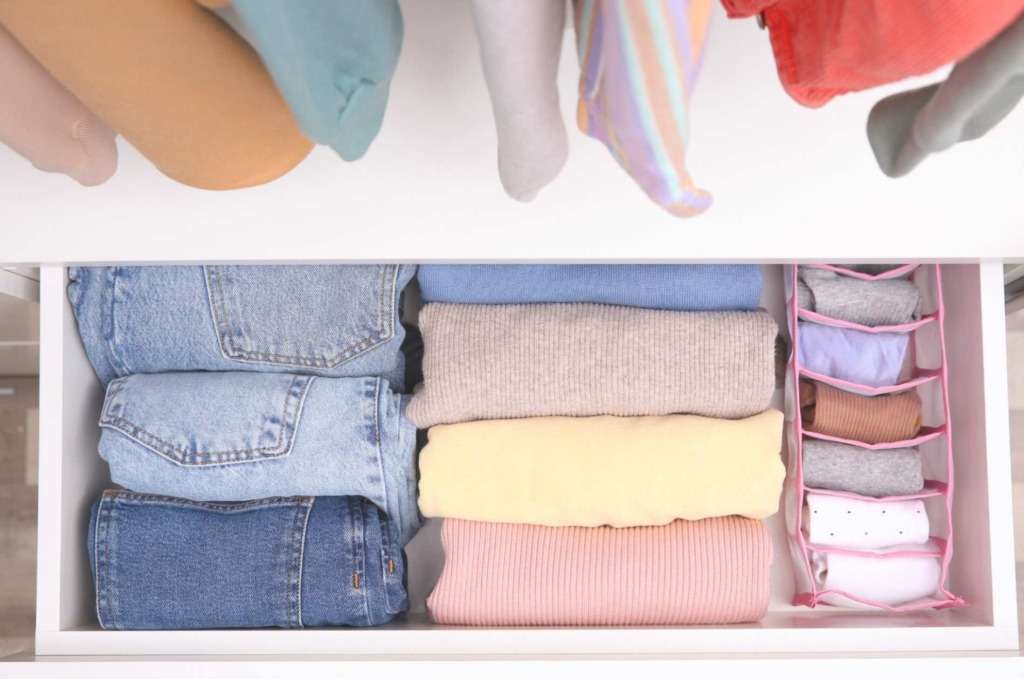Kleiderschrank-Ordnung und -Organisation