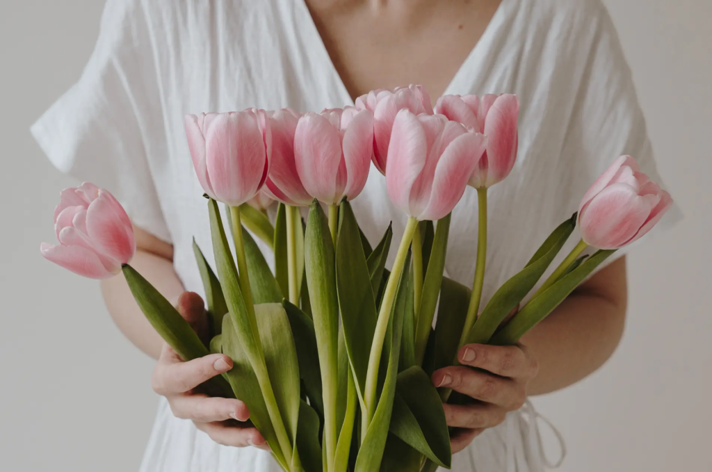 Frau mit Tulpen