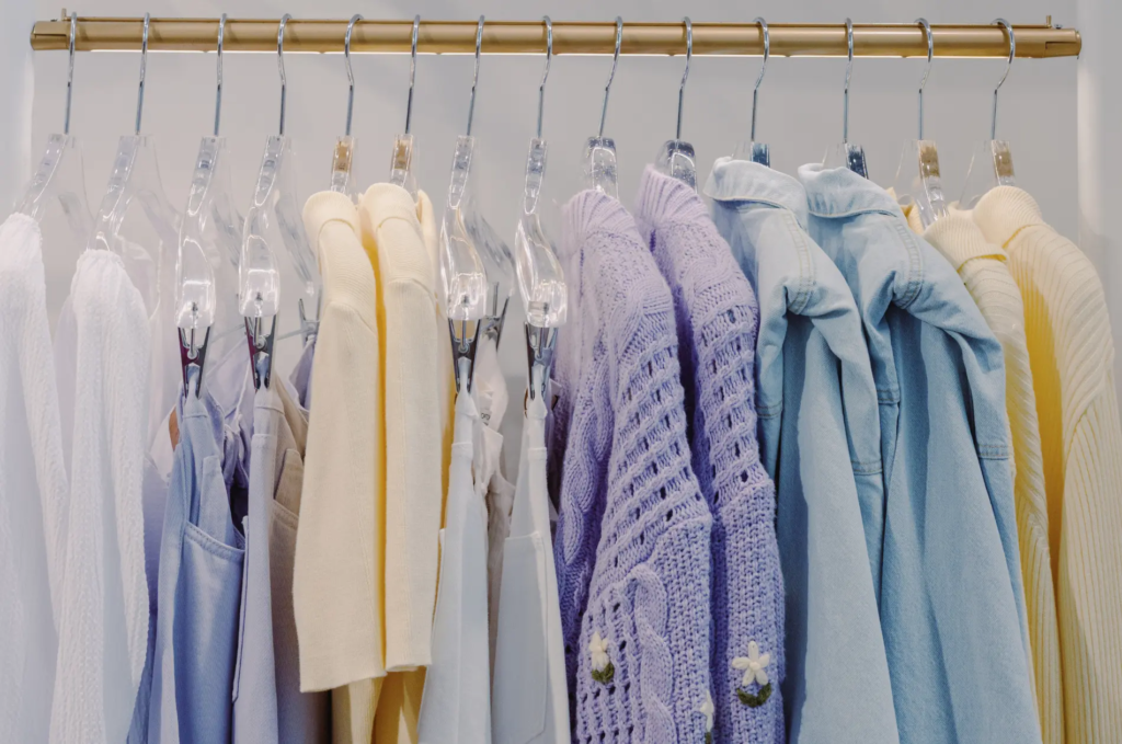 Kleiderstange mit Frühlings-Kleidung