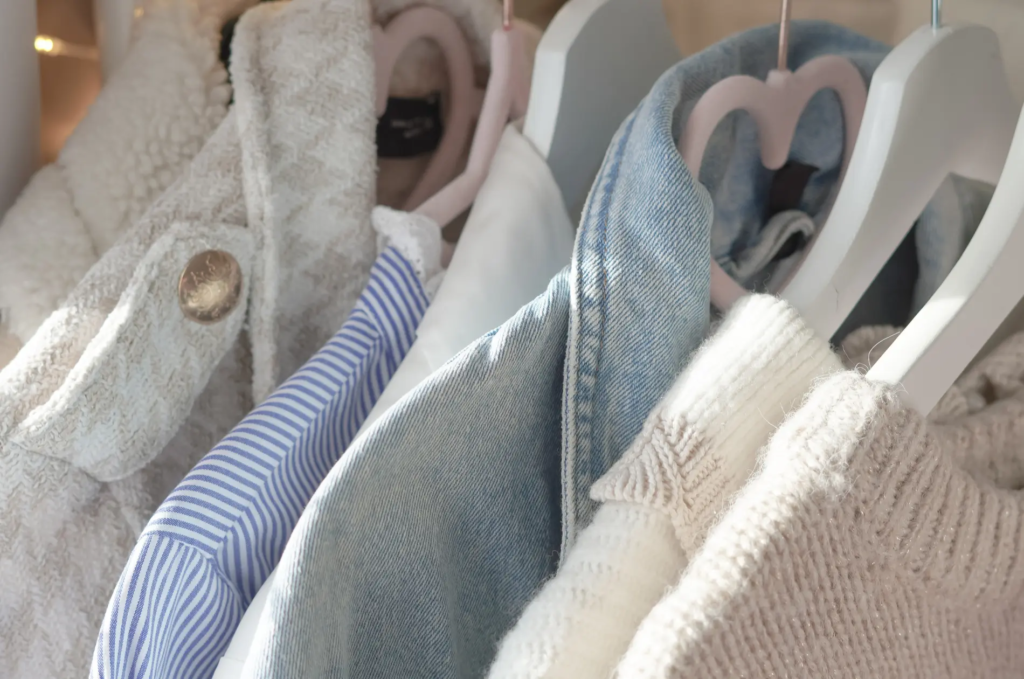 Kleiderschrank mit Frühlings-Kleidung