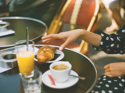 Pariserin in einem Bistrot
