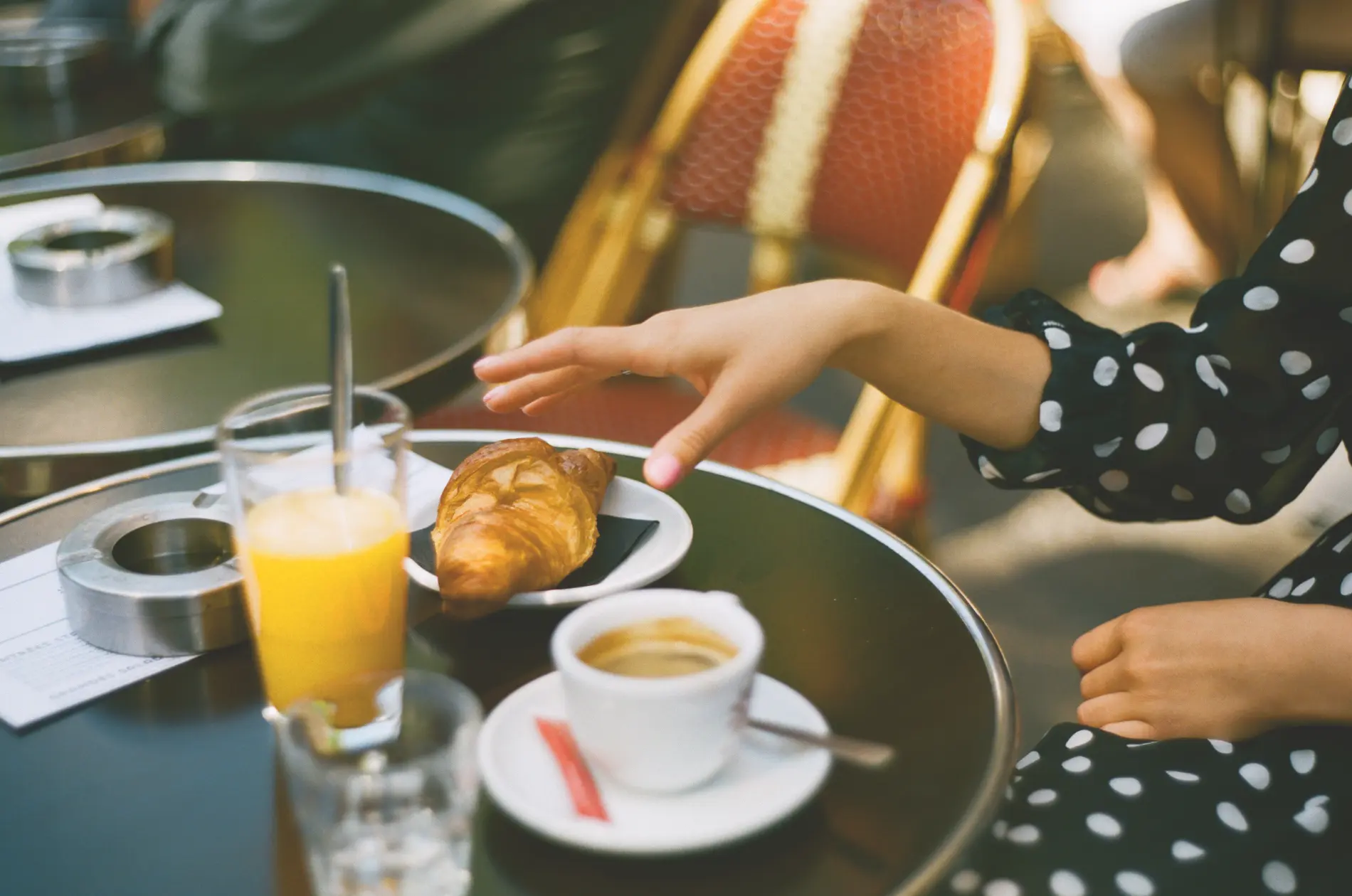 Pariserin in einem Bistrot