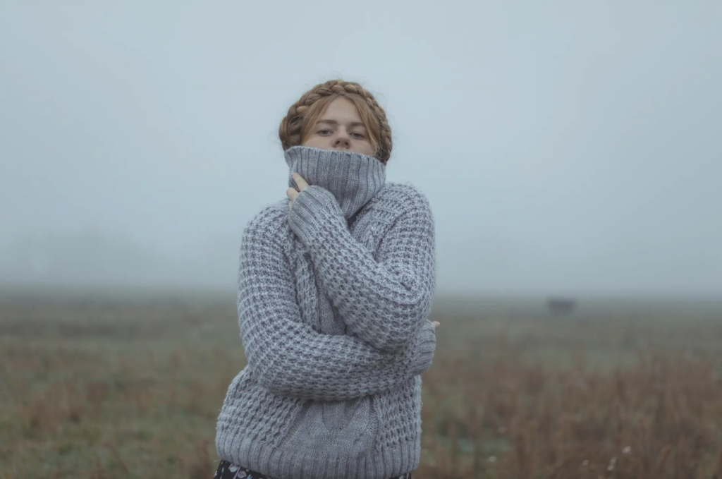 Frau in Winter-Pullover