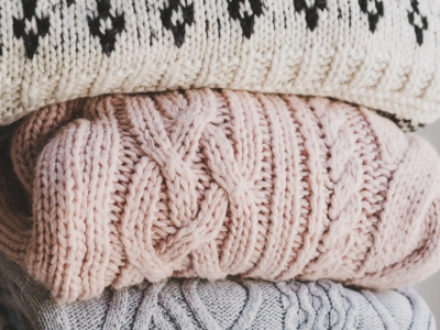 Gestapelte Pullover für die Winter Capsule Wardrobe