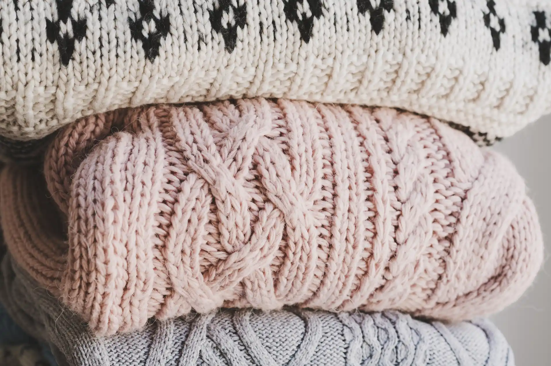 Gestapelte Pullover für die Winter Capsule Wardrobe