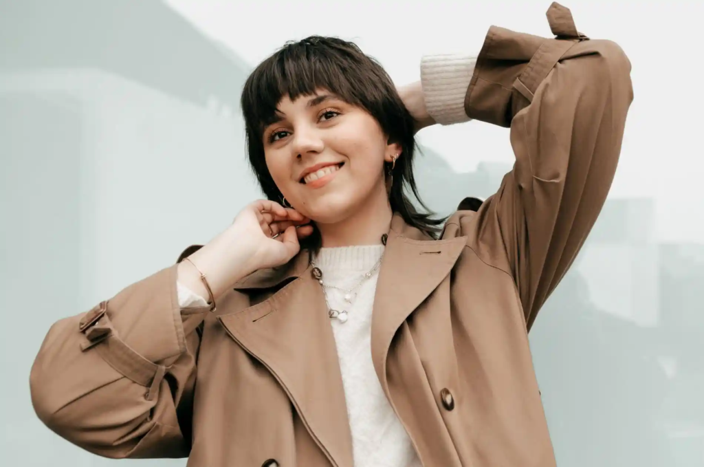 Lächelnde Frau in modernem Outfit