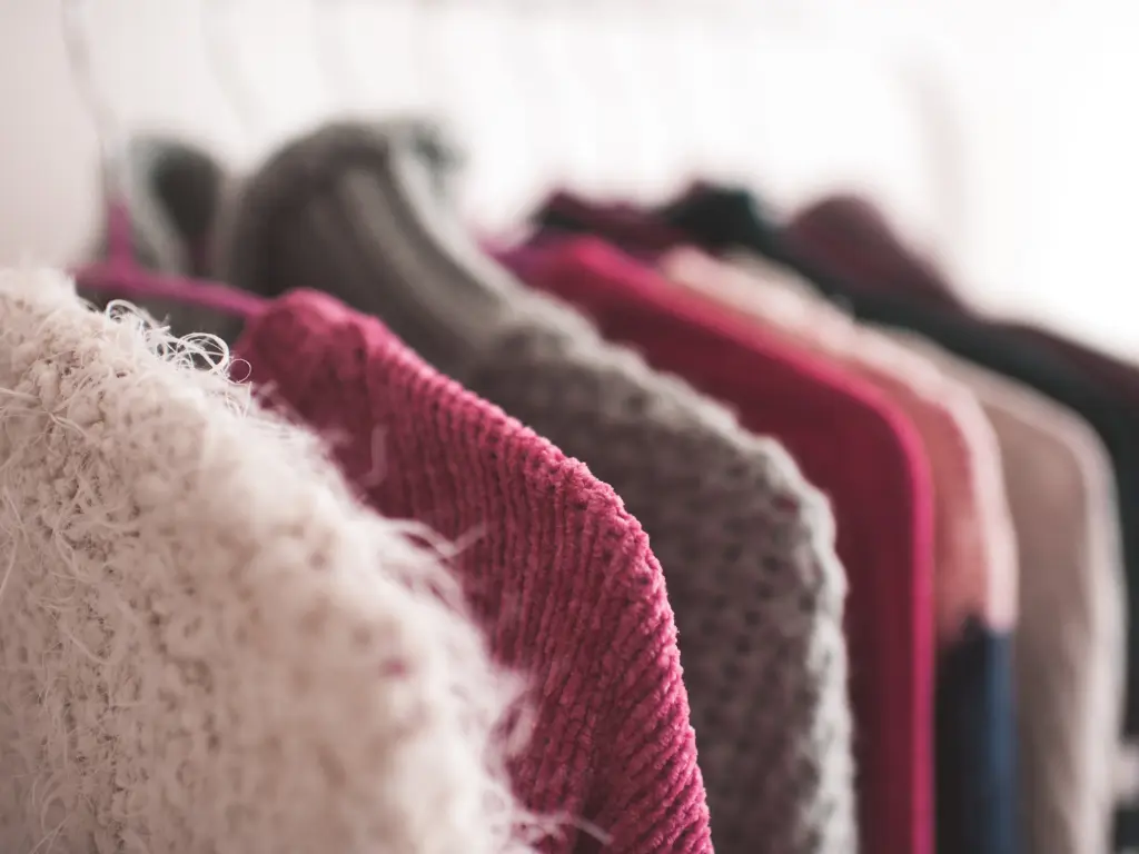 Kleidung in Berry, Rosa und Grau