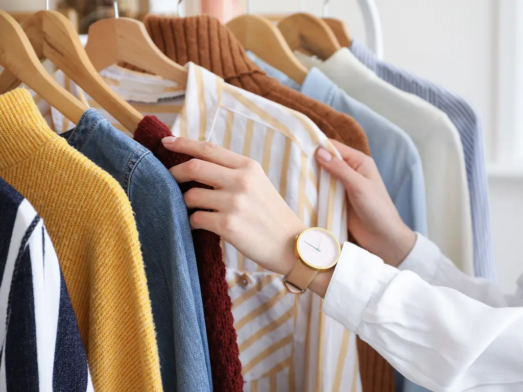 Auswahl von Kleidung an einer Kleiderstange