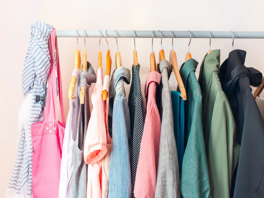 Kleiderstange mit einer Auswahl an Kleidung