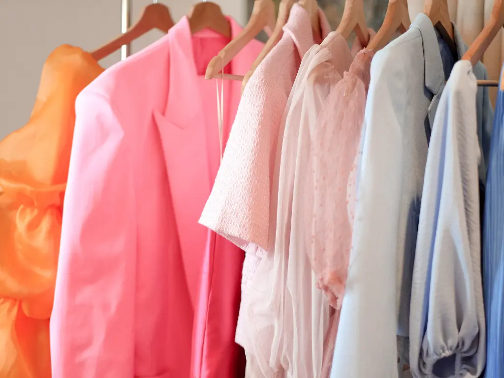 Kleiderstange mit Oberteilen