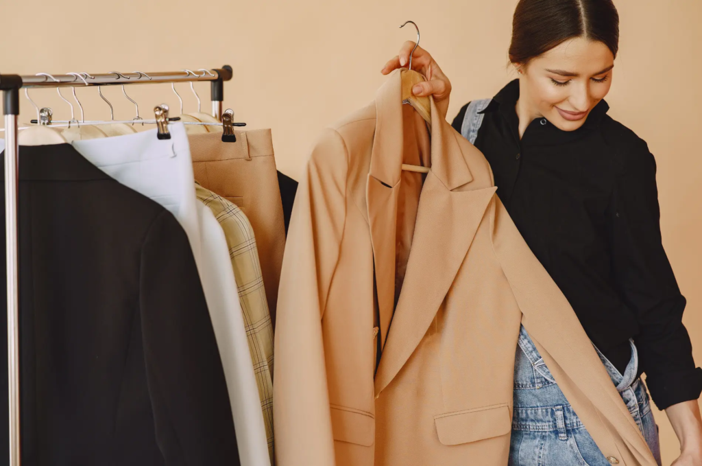 Frau beim Auswählen von Kleidung