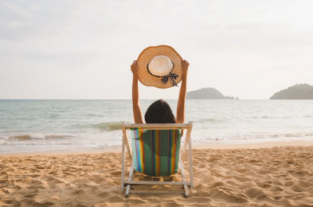 Frau in Liegestuhl am Meer