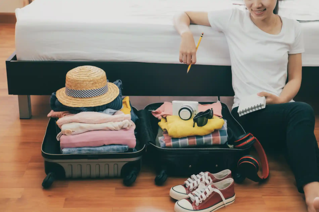 Frau mit gepacktem Koffer