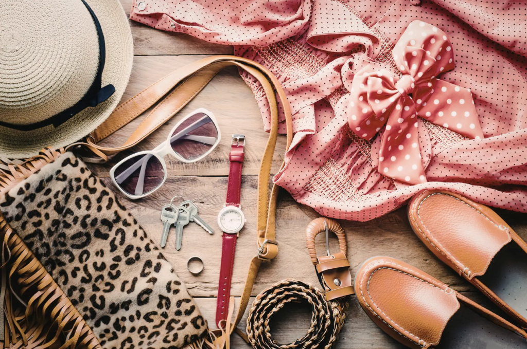 Kleidung und Accessoires für die Reise