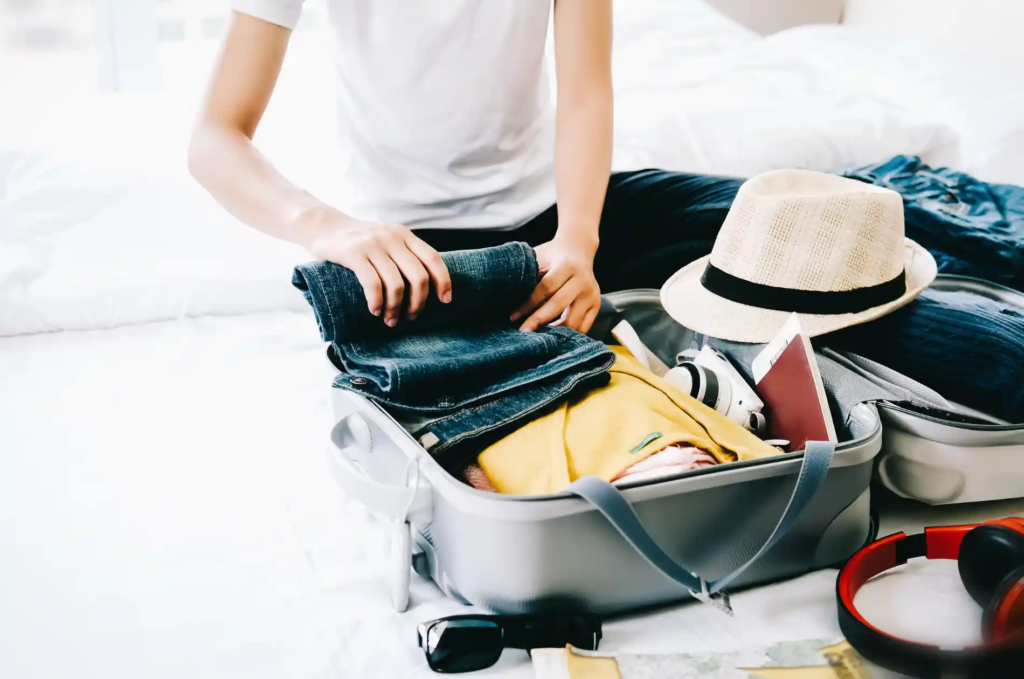 Frau beim Kofferpacken