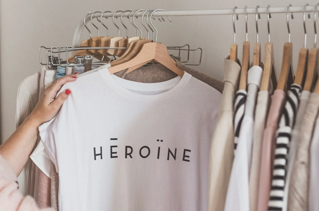 Weisses T-Shirt mit Print an einer Kleiderstange