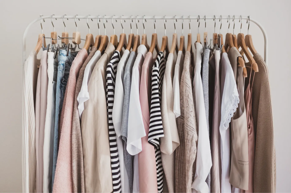 Capsule Wardrobe an Kleiderstange